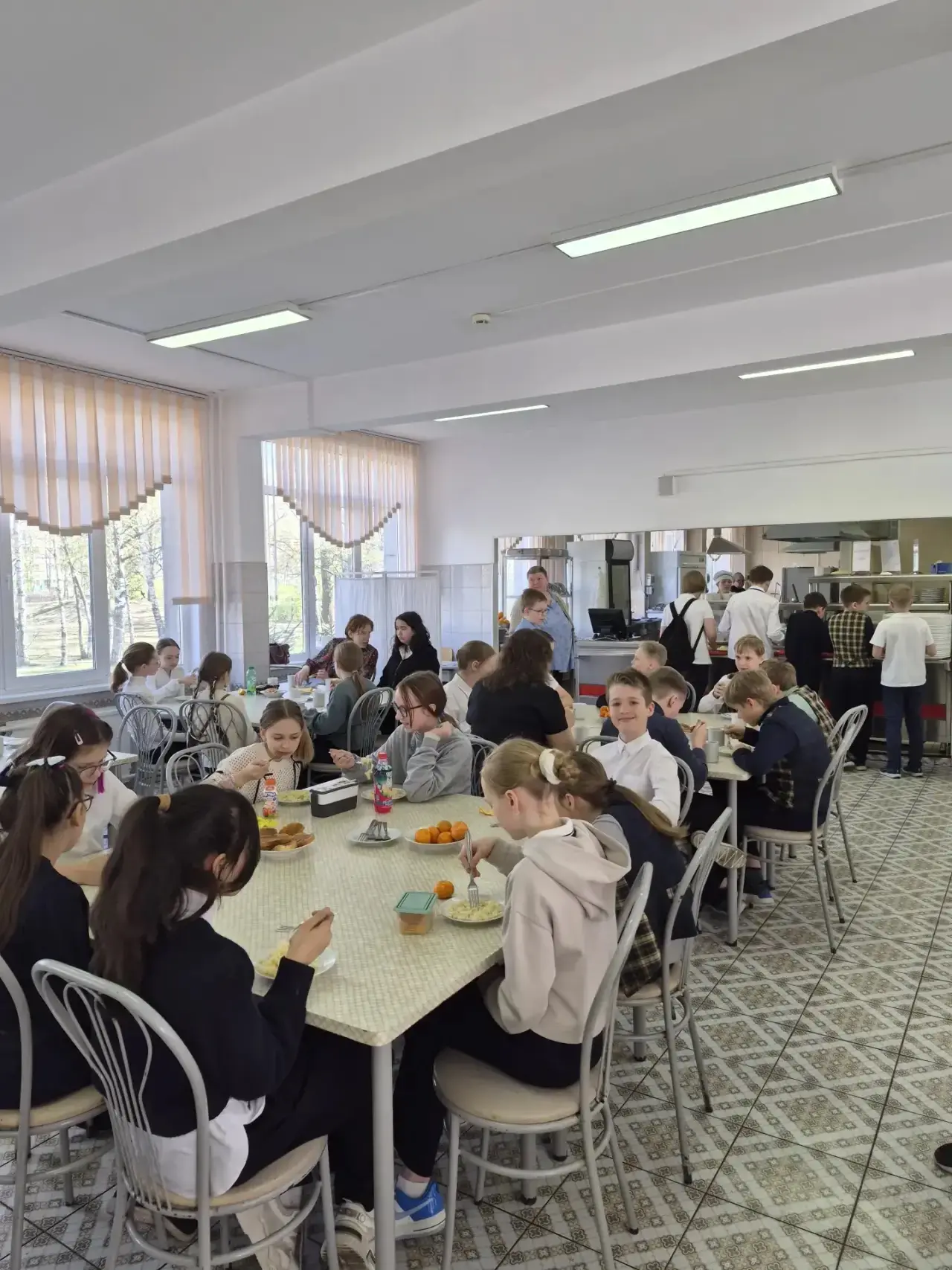 🥐☕️ Утро началось со вкусом: в нашей школе прошёл «Завтрак с директором»!  Сегодня в школьной столов