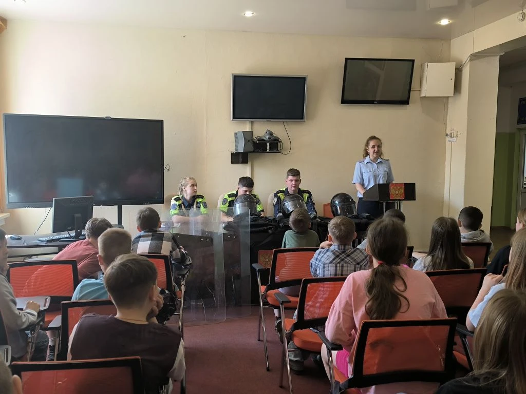 "Безопасное лето" для каждого ребенка: в гости к участникам профильного лагеря пришли сотрудники цен