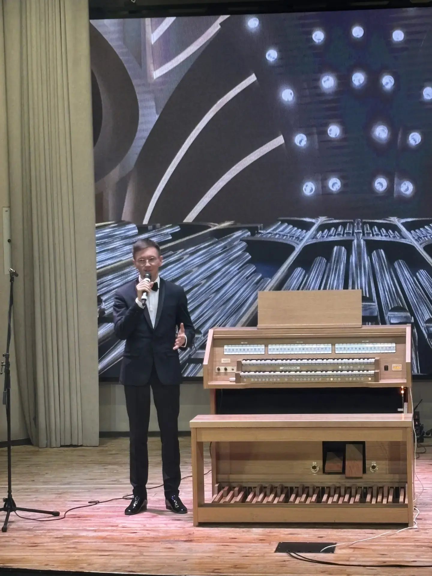 🎼Учащиеся 8-х классов нашей школы посетили концерт выдающегося российского органиста— Тимура Халлиул