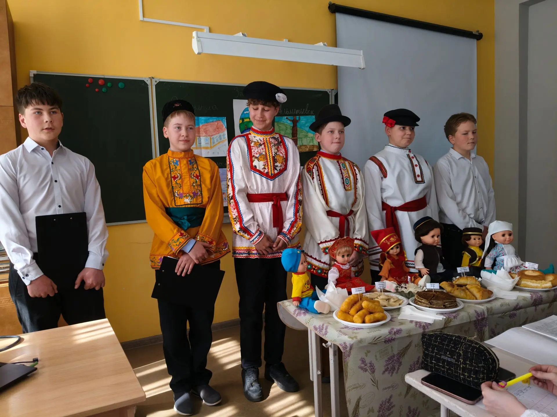 🌍 Единство в многообразии: как 6 «В» изучал традиции Поволжья Сегодня в нашем 6 «В» классе прошла за