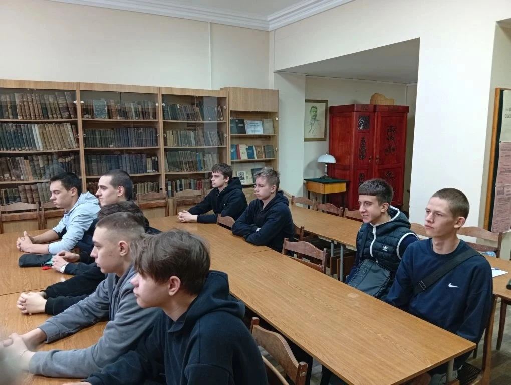 Сызрань литературная: репортаж из Центральной библиотеки  Студенты из клуба «Юный журналист» Сызранс