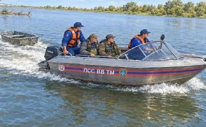 Спасатели вытащили рыбаков с лодки, потерявшей ход