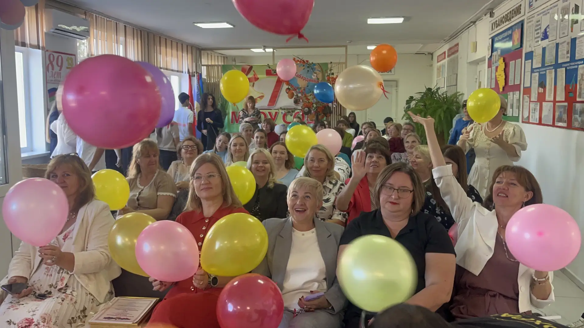 🧑‍🧑‍🧒‍🧒Наша школа - большая семья. А у семьи обязательно есть свои традиции.