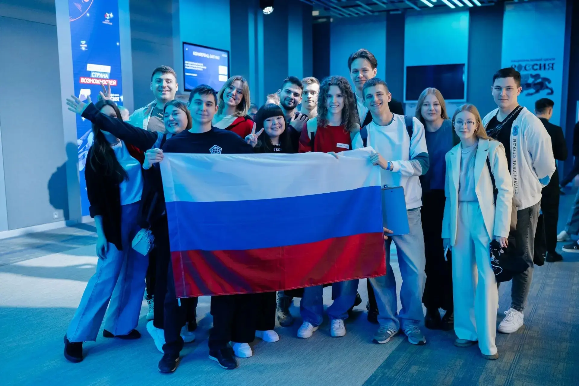 Сегодня мы отмечаем День России!

Наша Родина объединяет миллионы судеб. Именно люди делают Россию с
