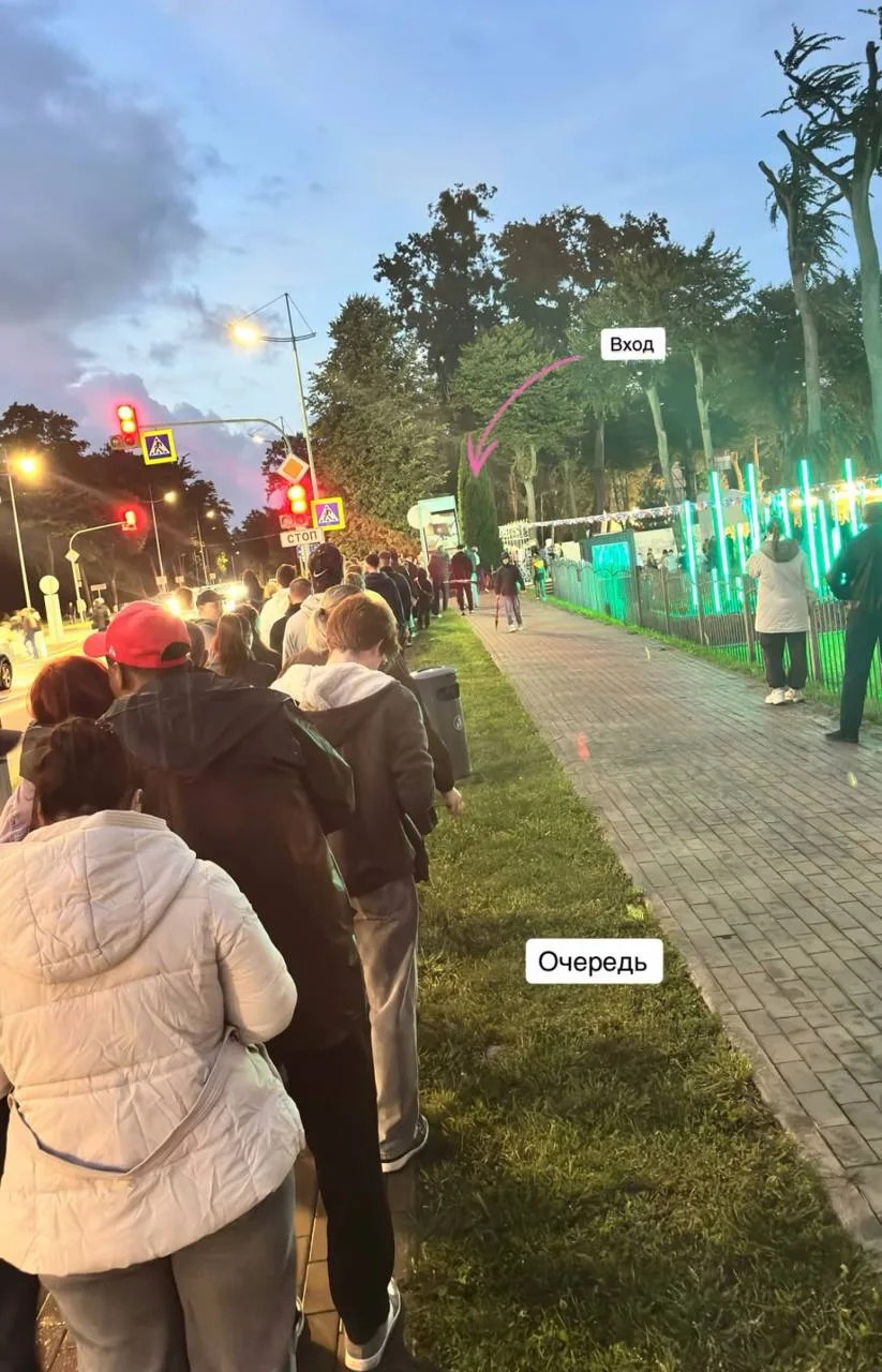 Вот такие очереди были вчера🙈 Еще и дождь, но наших людей не сломить!