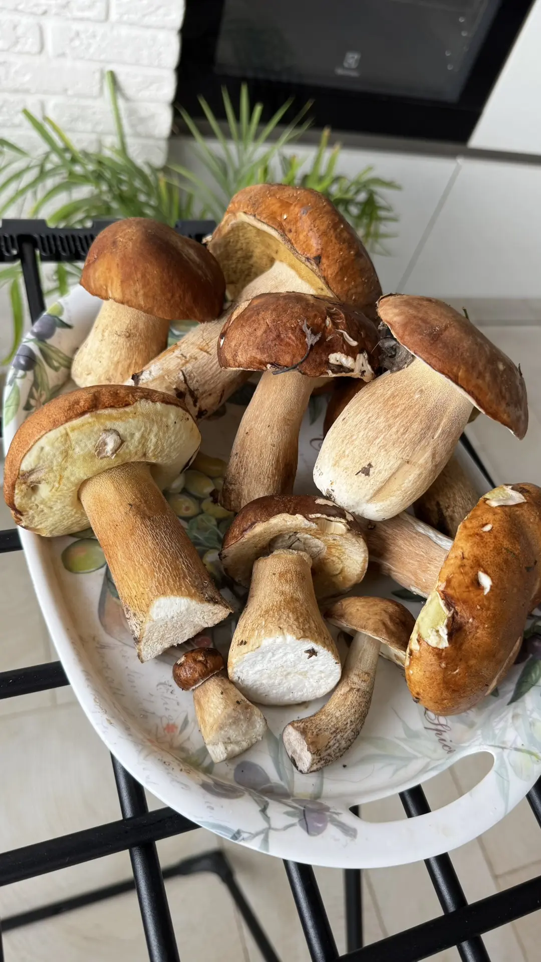 Вот такоооой у нас улов

И знаете, чем крутить самой эти засолки, собирать земляничку - я пожалуй лу