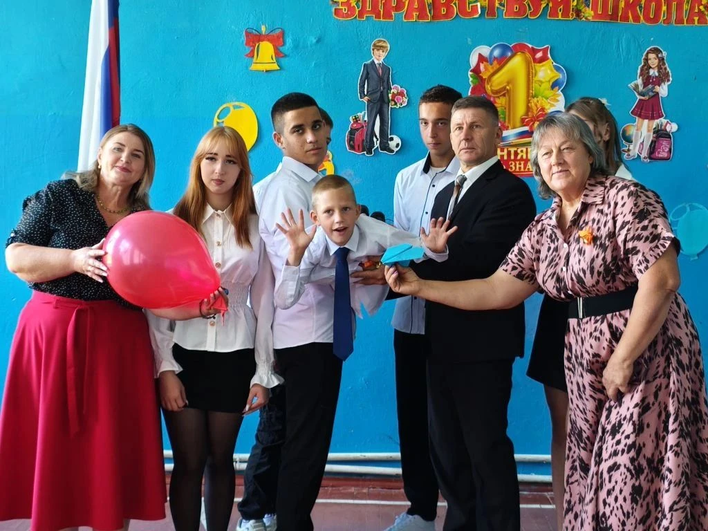 Сегодня в нашей школе прошла торжественная линейка, посвящённая Дню знаний! Поздравляем...