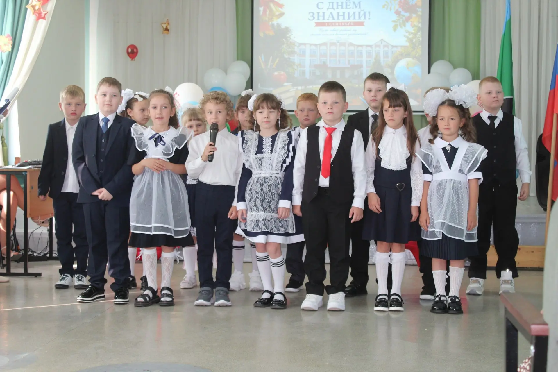 С Днем знаний! В нашей школе прозвенел первый звонок! 🔔✨