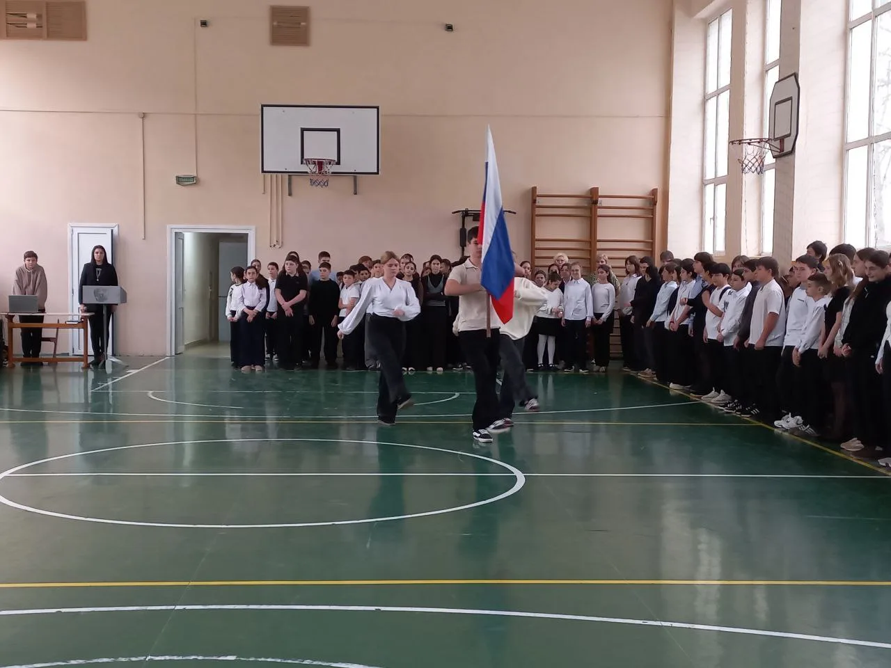 🇷🇺Сегодня, 02.03.26г. в нашей школе прошла традиционная линейка посвящённая Государственному флагу