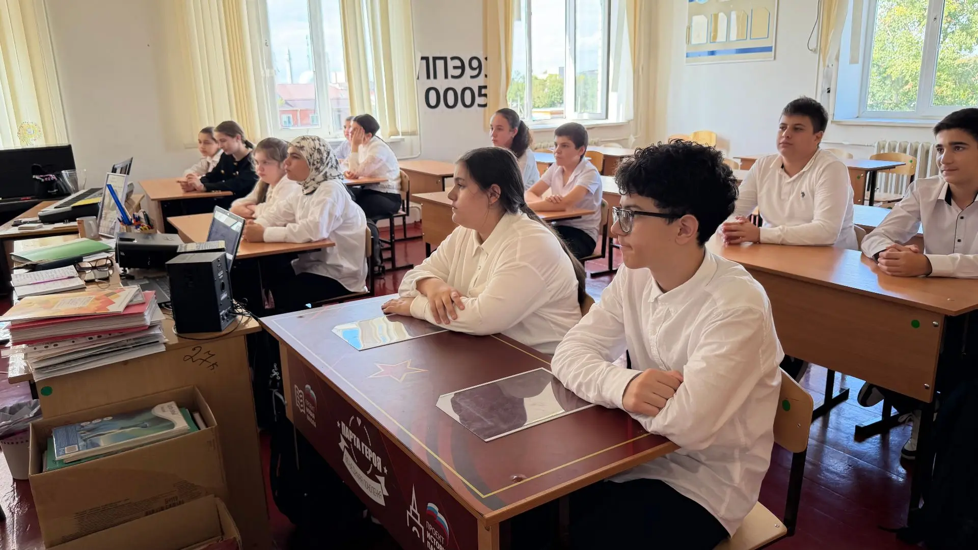 🫡В 7а классе прошёл единый республиканский урок «Герои Первых»