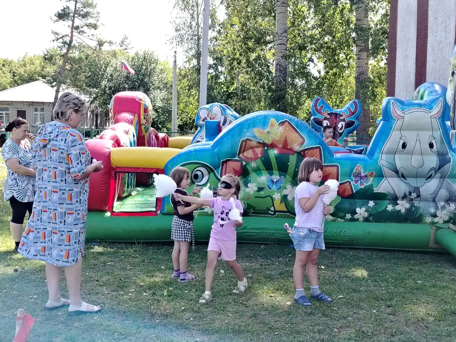 Каникулы постепенно подходят к концу, но это не повод печалиться.  Возле СДК на площадк...