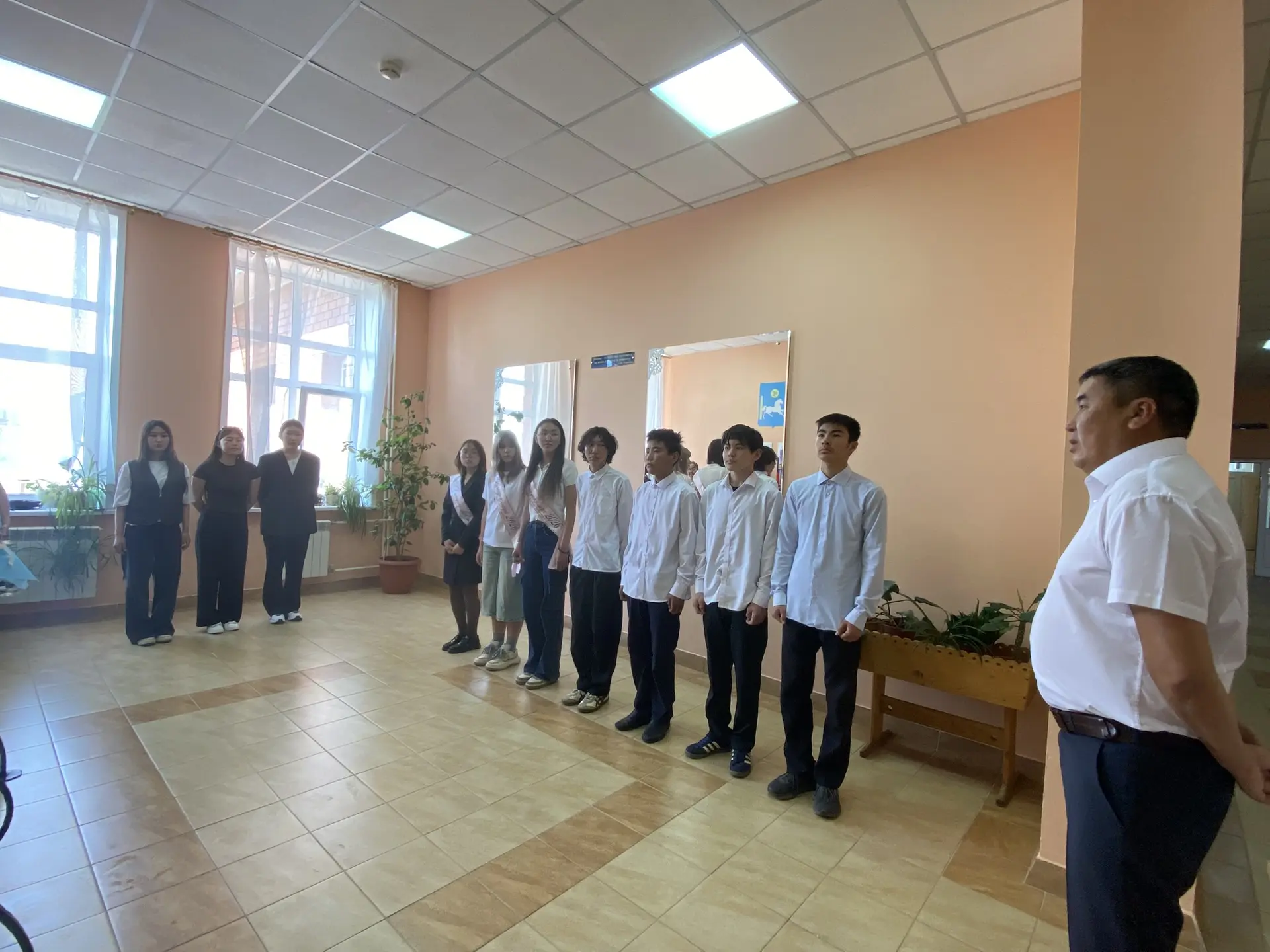 Сегодня в МОУ Булусинская СОШ состоялась торжественная церемония вручения аттестатов выпускникам 11-