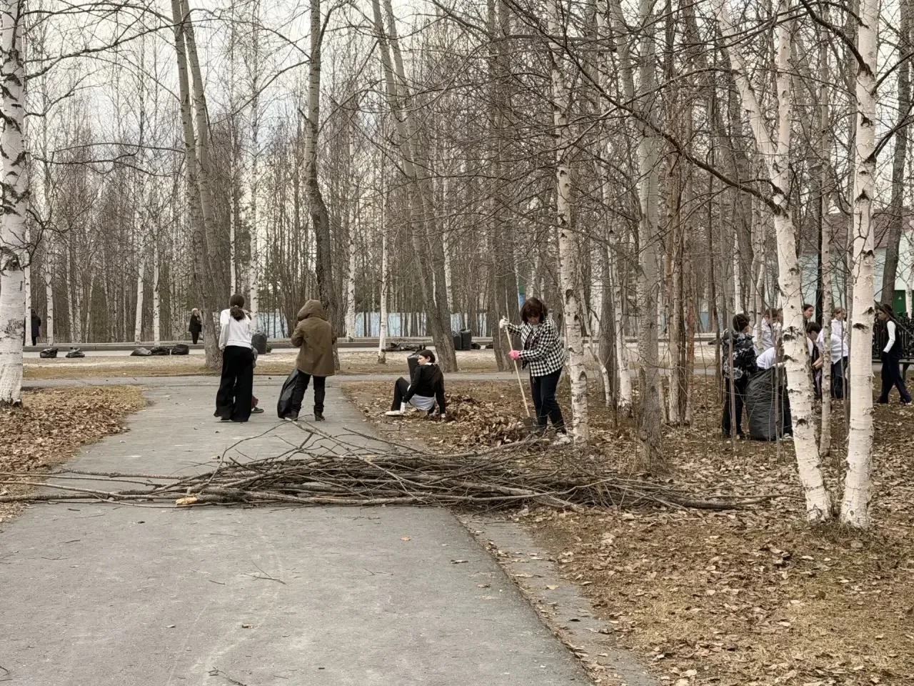 Субботник 🧹  В преддверии Дня Победы обучающиеся, педагоги и сотрудники школы вышли на субботник!  В