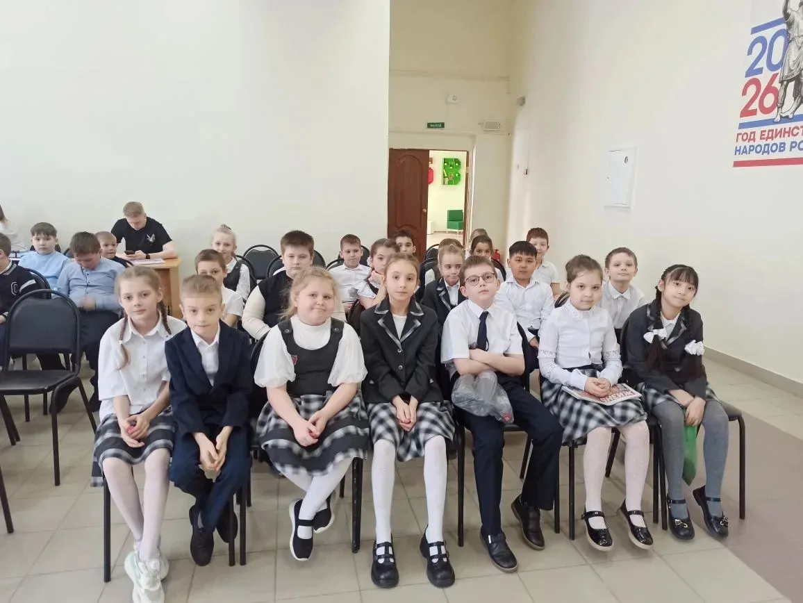 💥Разговор о важном во 2 Д, Е, и 1 А классе был проведёт совместно.  Тема занятия: "Мусор и его втора