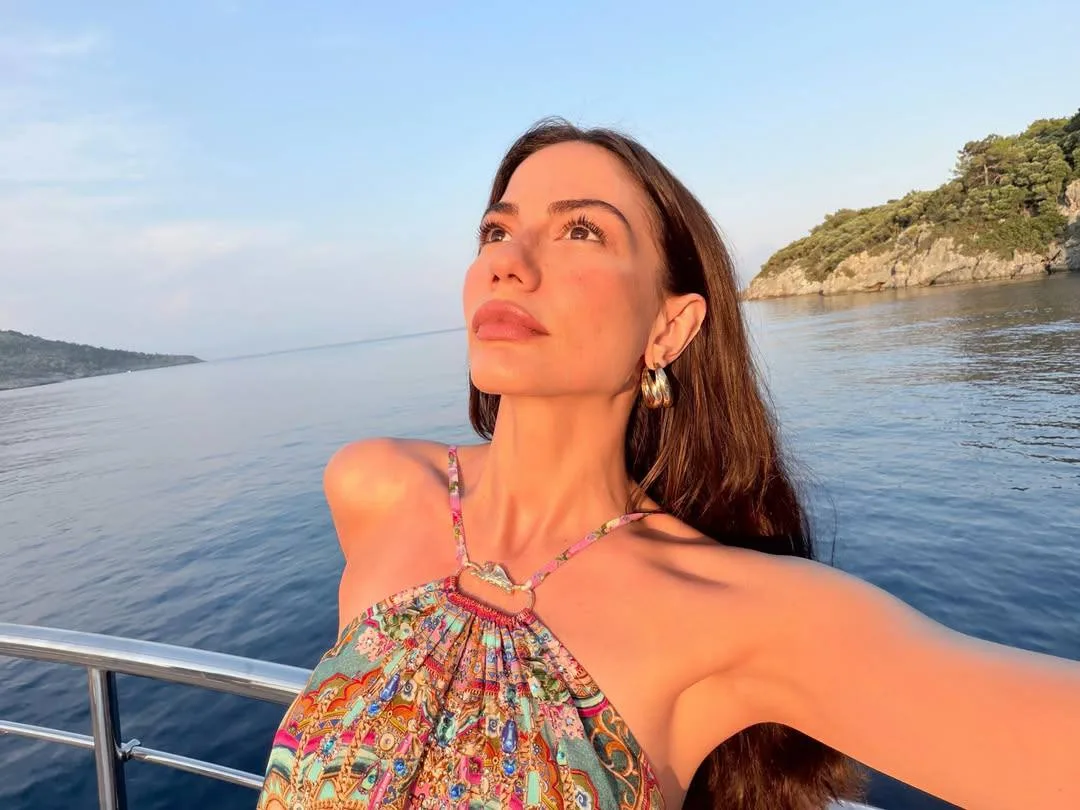 🌊☀️ Небольшая пауза между съёмками и немного семейного отдыха

Демет Оздемир была замечена во время