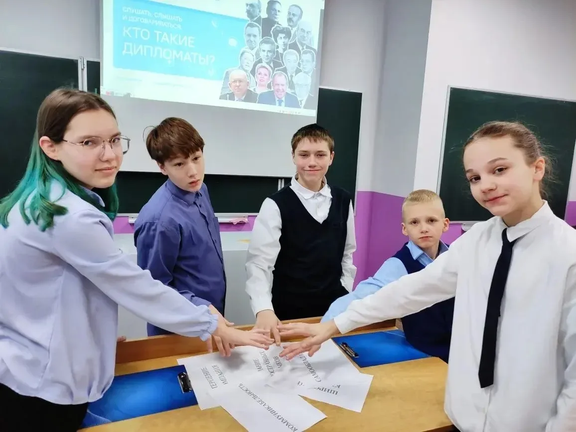 РАЗГОВОРЫ О ВАЖНОМ  🇷🇺Учебная неделя в нашей школе началась с торжественной церемонии выноса  госуда