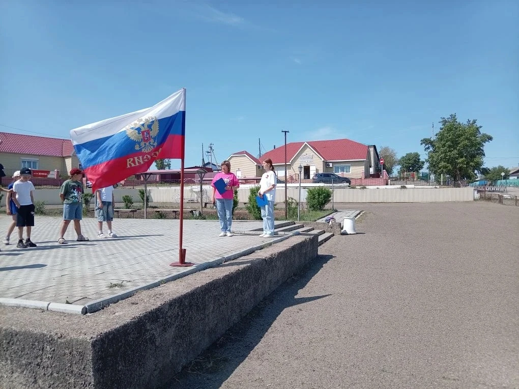 Россия в наших сердцах: как на площади им.Ленина в с.Нижний Цасучей отметили День России.

11 июня 2