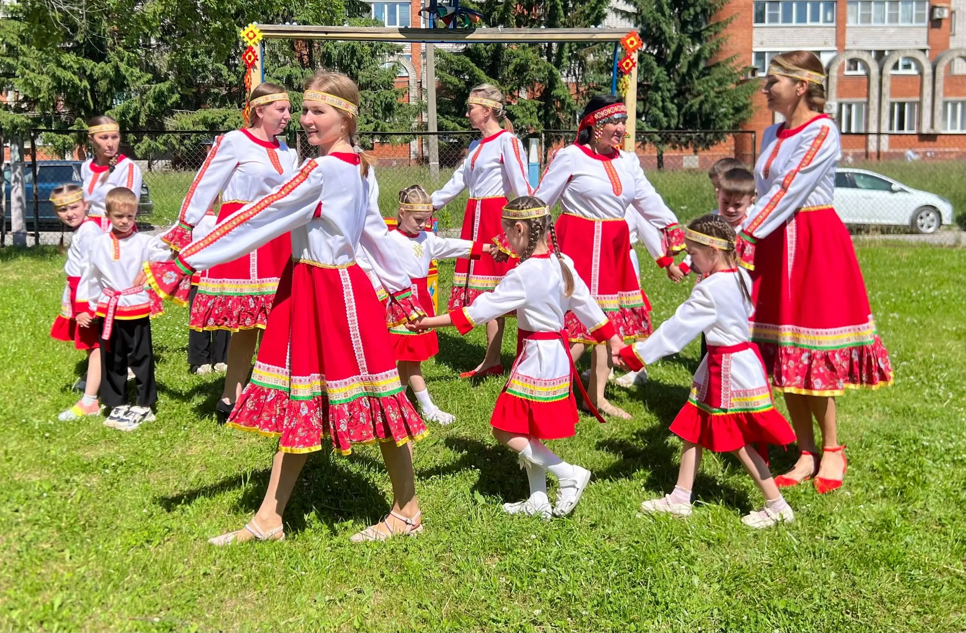 «Женское движение:хоровод единства».
В рамкаж празднования Дня России наши юные воспитанники вместе 