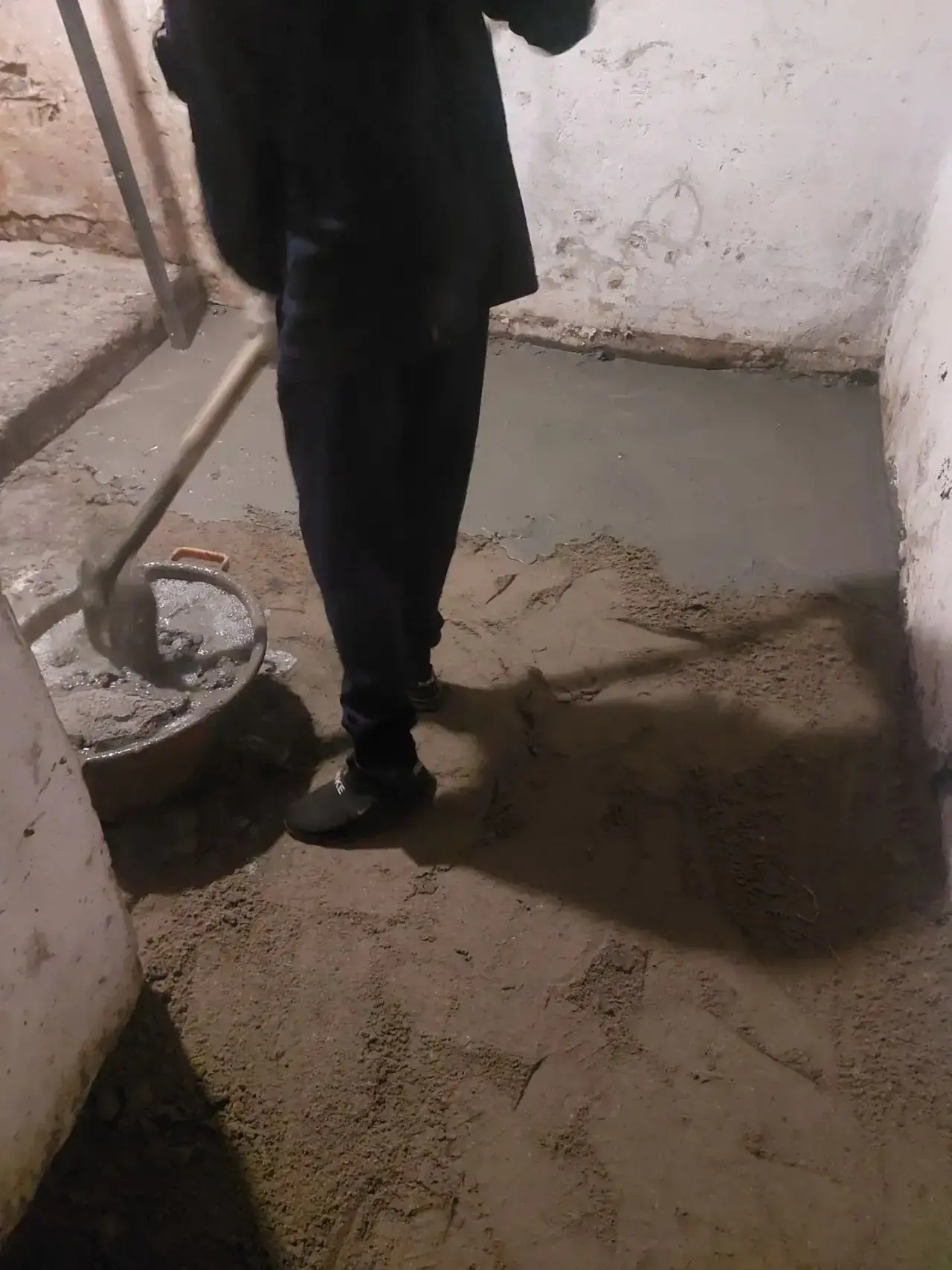 ⚒️Сотрудники  ЖЭУ №1  УЖК «Кировская» провели работы по заливке пола в подвальном помещ...