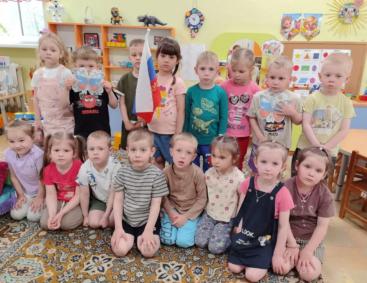 День России в группе №3 "Звездочка".
Беседовали о России, главном городе - Москве, рассматривали фла