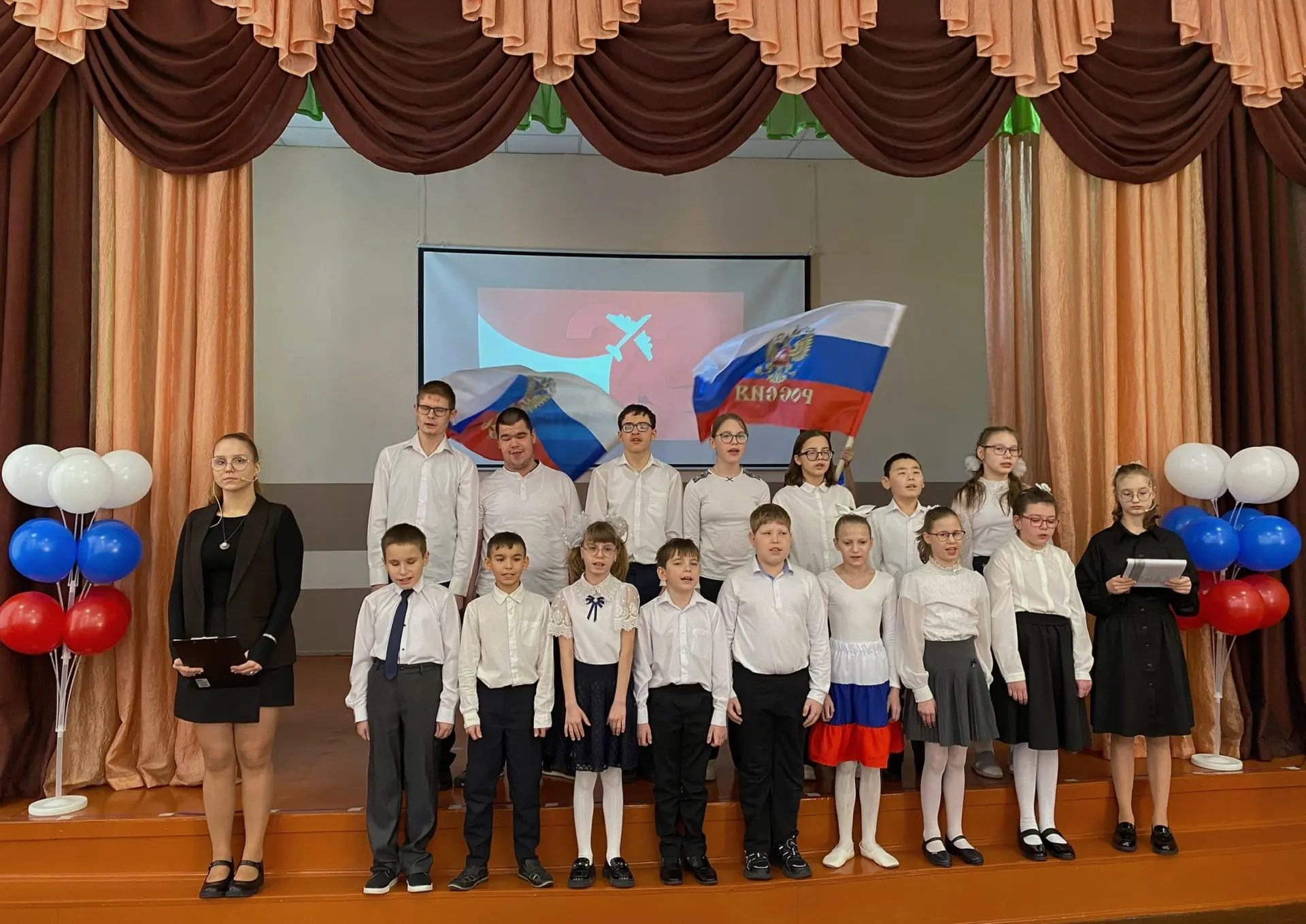 Сегодня в стенах нашей школы прошёл праздничный  концерт  "Защитников Родины славим".