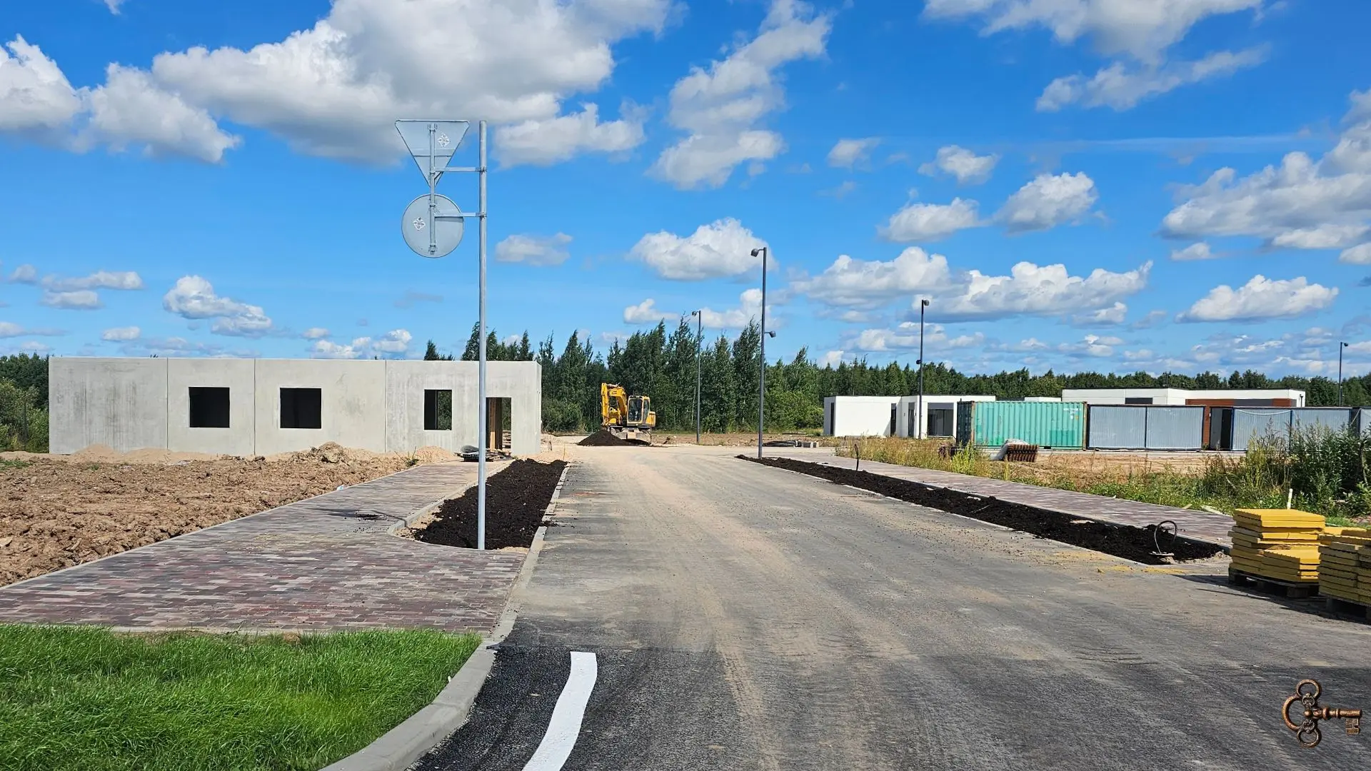 Продолжается строительство университетского городка для учёных за улицей 20 Января. Шес...