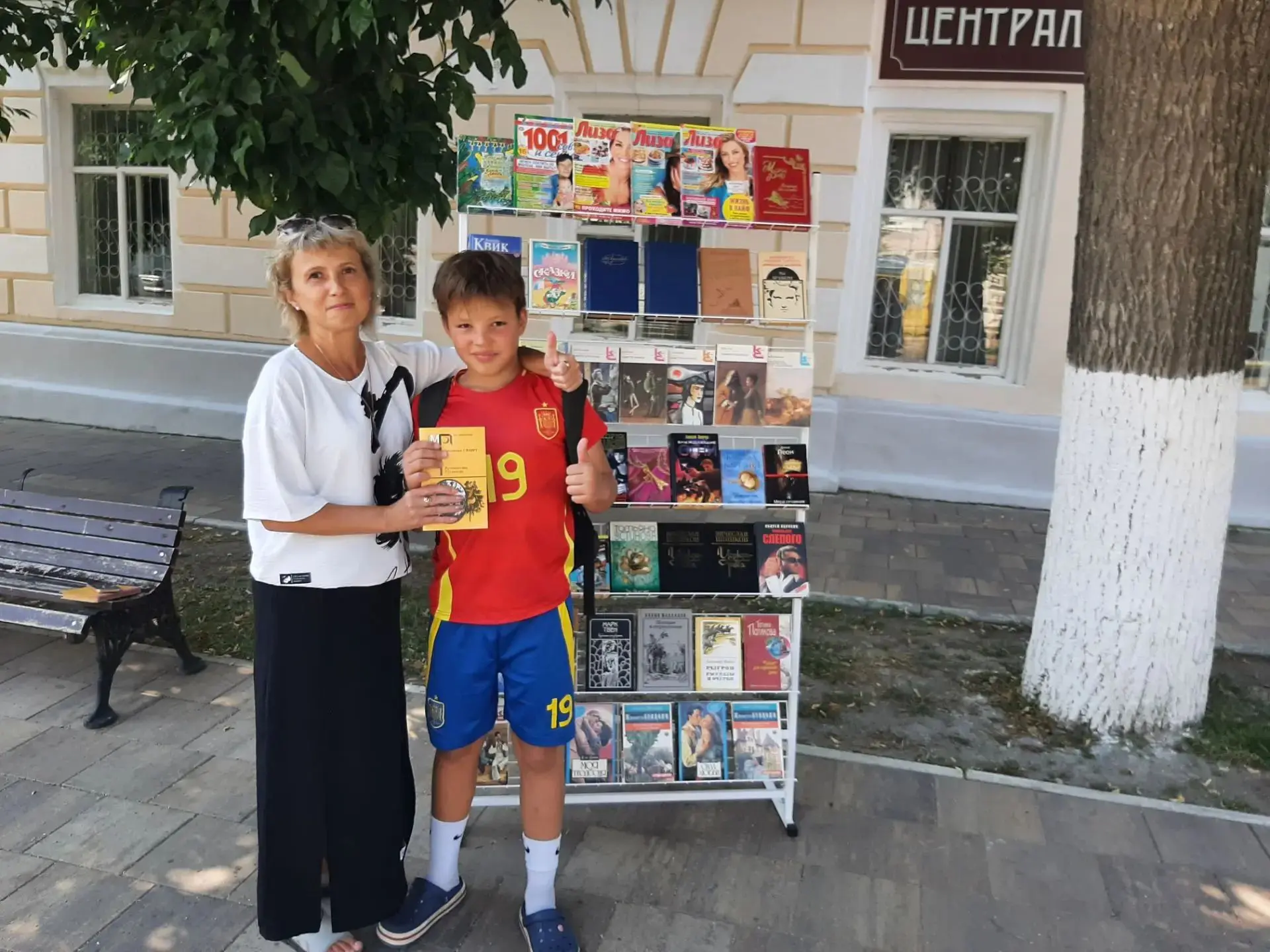 📚🌳Лето - идеальное время для неспешного чтения где - нибудь в парке, на даче или у реки.