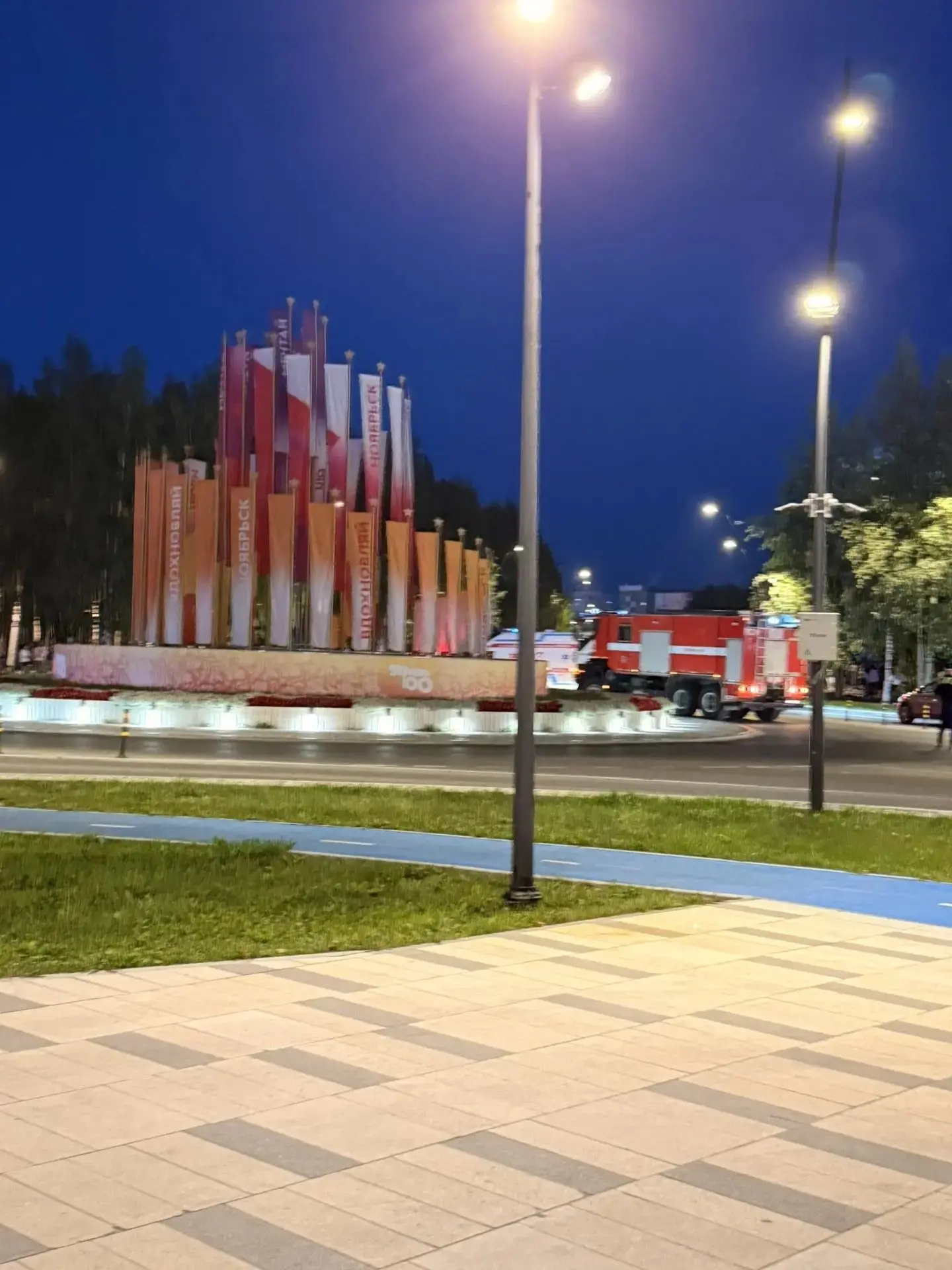 Что случилось на кольце возле администрации? Приехала скорая помощь и пожарные, полиция.
