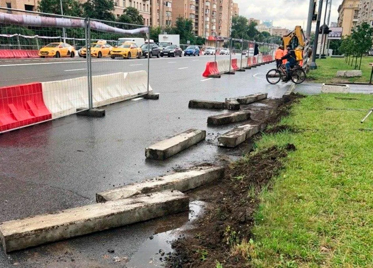 😯 В Москве после дождя будут менять мокрые бордюры на сухие из новой коллекции