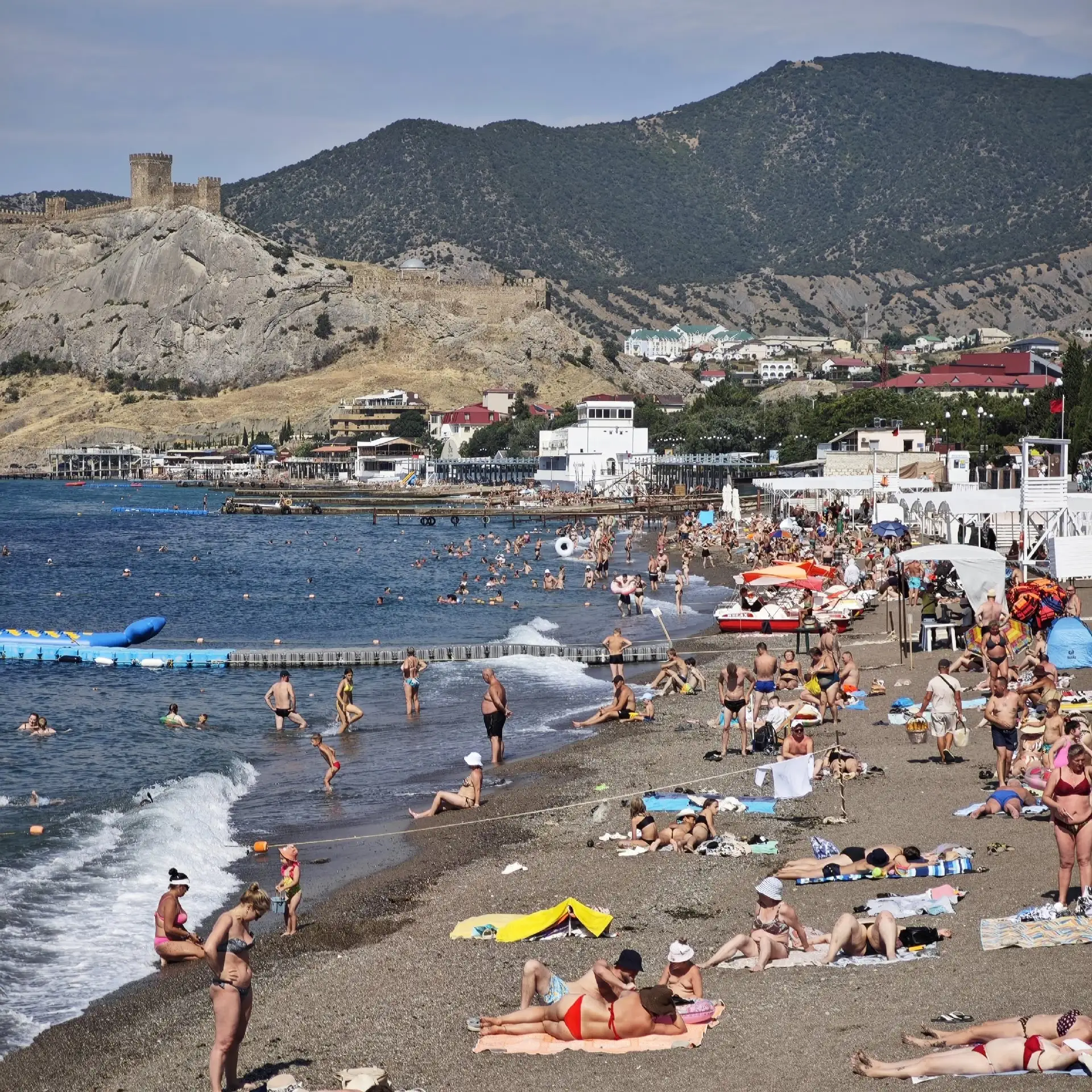 День жаркий, море тёплое, +23°С и северо-западный ветер.

⛱ В судакской бухте шторма пока нет, но ес