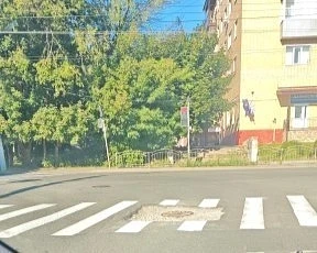 В Калуге не могут заасфальтировать яму вокруг люка на Тульской