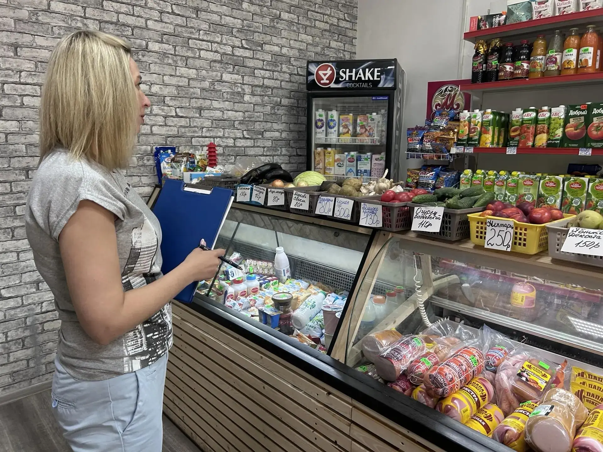 В ходе очередного рейда по магазинам Ясиноватой, организованного отделом торговли и бытового обслужи