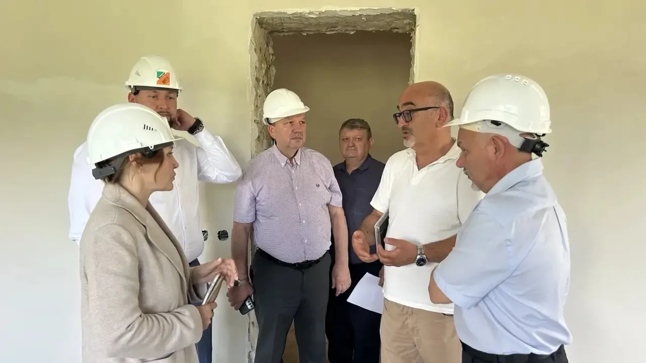 В хуторе Пухляковском Усть-Донецкого района продолжается капитальный ремонт врачебной а...