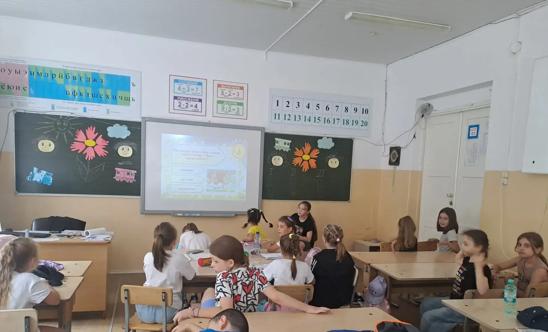 В  отряде "Солнышко" прошло мероприятие «Сказочное лето». Оно состояло из двух частей. Сначала ребят