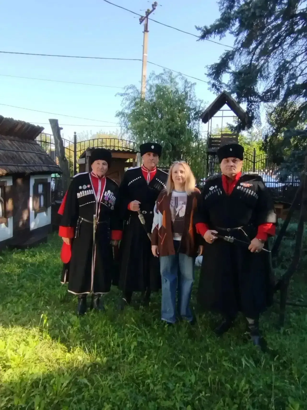 Казаки станичного казачьего общества «Елизаветин курень»   тепло поздравляют коллектив ...
