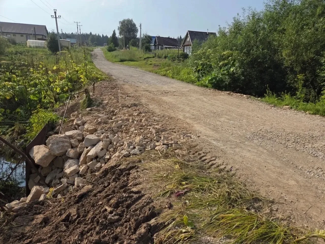 В Октябрьском идет восстановление после недавнего мощного паводка.

На кадрах, новое дорожное полотн