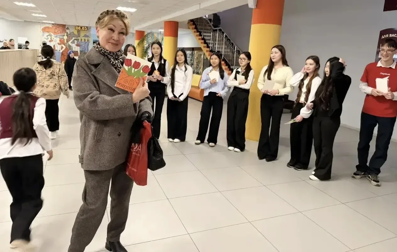 🌸Сегодня активисты Движения первых у входа в школу с радостью и музыкой поздравили самую нежную и кр