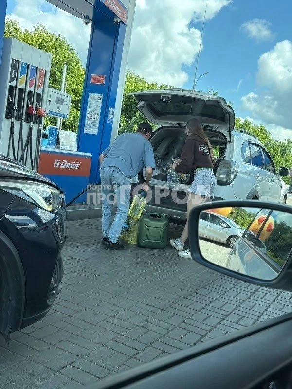 Сложные времена требуют отчаянных мер - возможно, именно так подумала пара, которая приехала на запр
