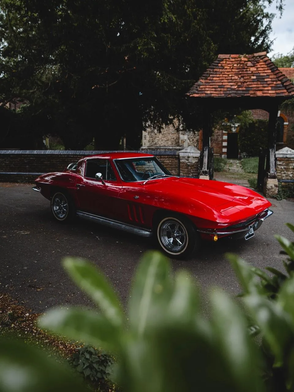 Некоторые автомобили невозможно перепутать ни с какими другими, и Chevrolet Corvette C2...