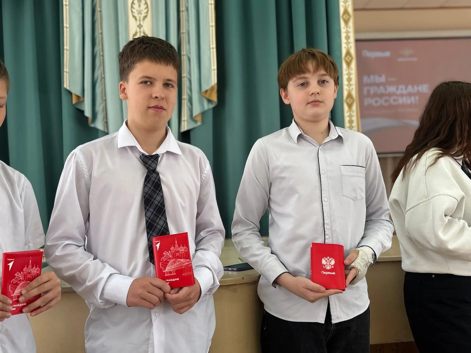 🚀 В нашей школе прошло торжественное вручение обложек ко Дню космонавтики  В рамках Всероссийского п