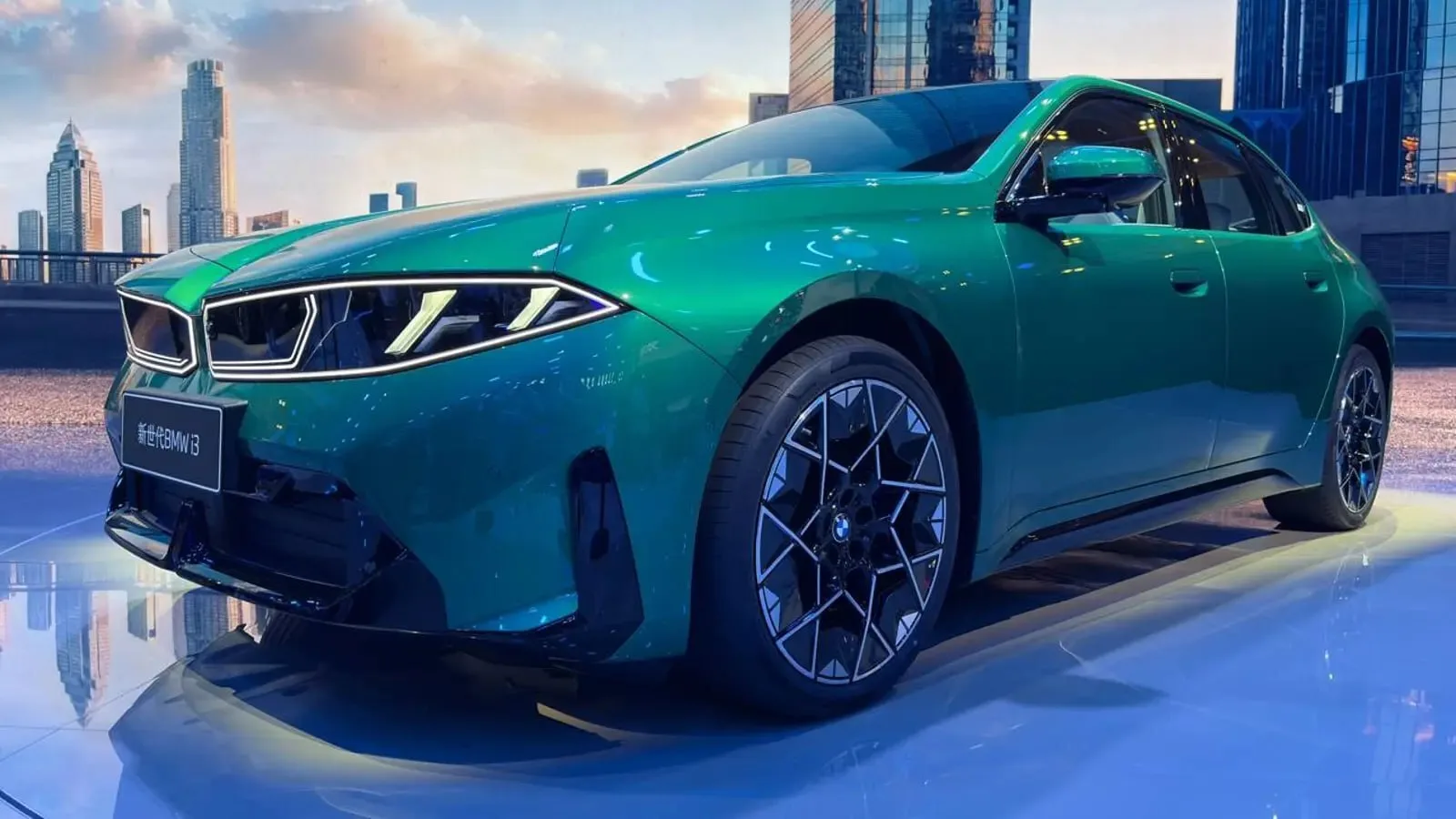 BMW представила в Китае удлинённый электроседан i3 L