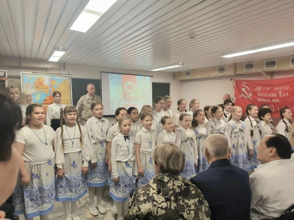 Герои в белых халатах и сердцах детей: творческий десант школы №48 в ОКБ №1  🛑8 апреля ученики и пед