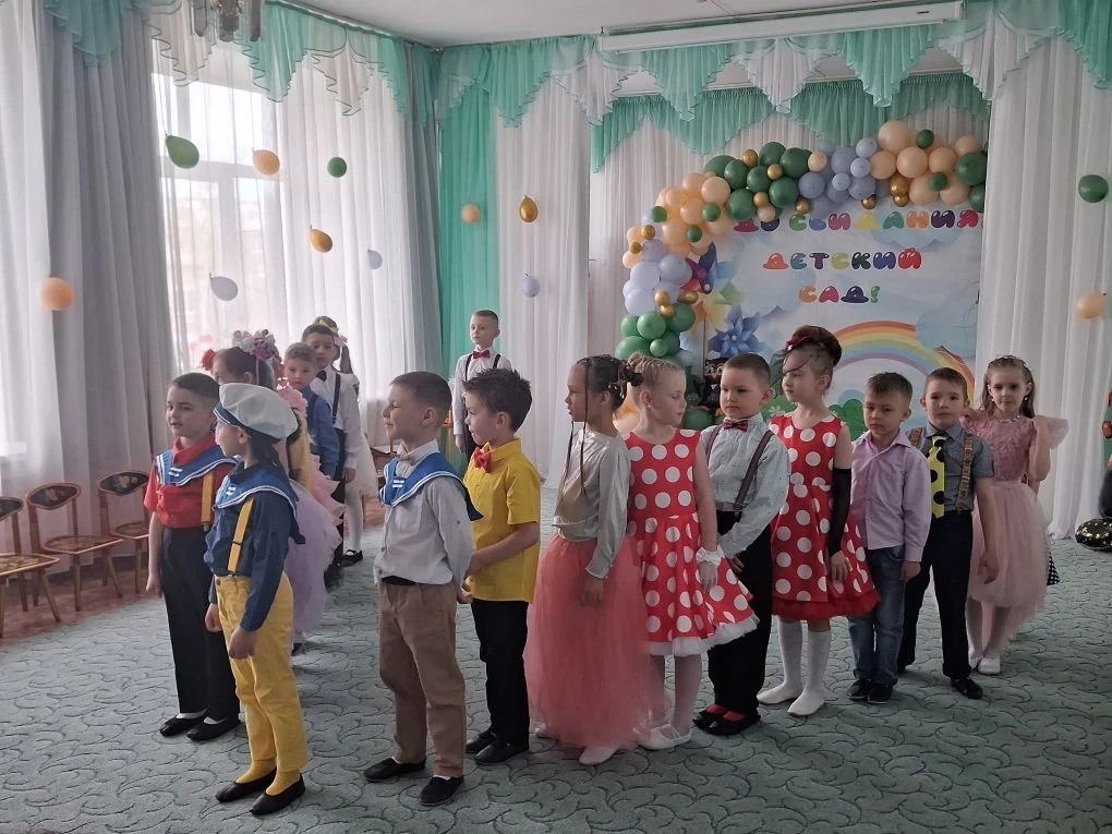 ВЫПУСКНОЙ
 22 мая в детском саду "Жарок", состоялся выпускной праздник, группы " Дюймовочка " Ребята