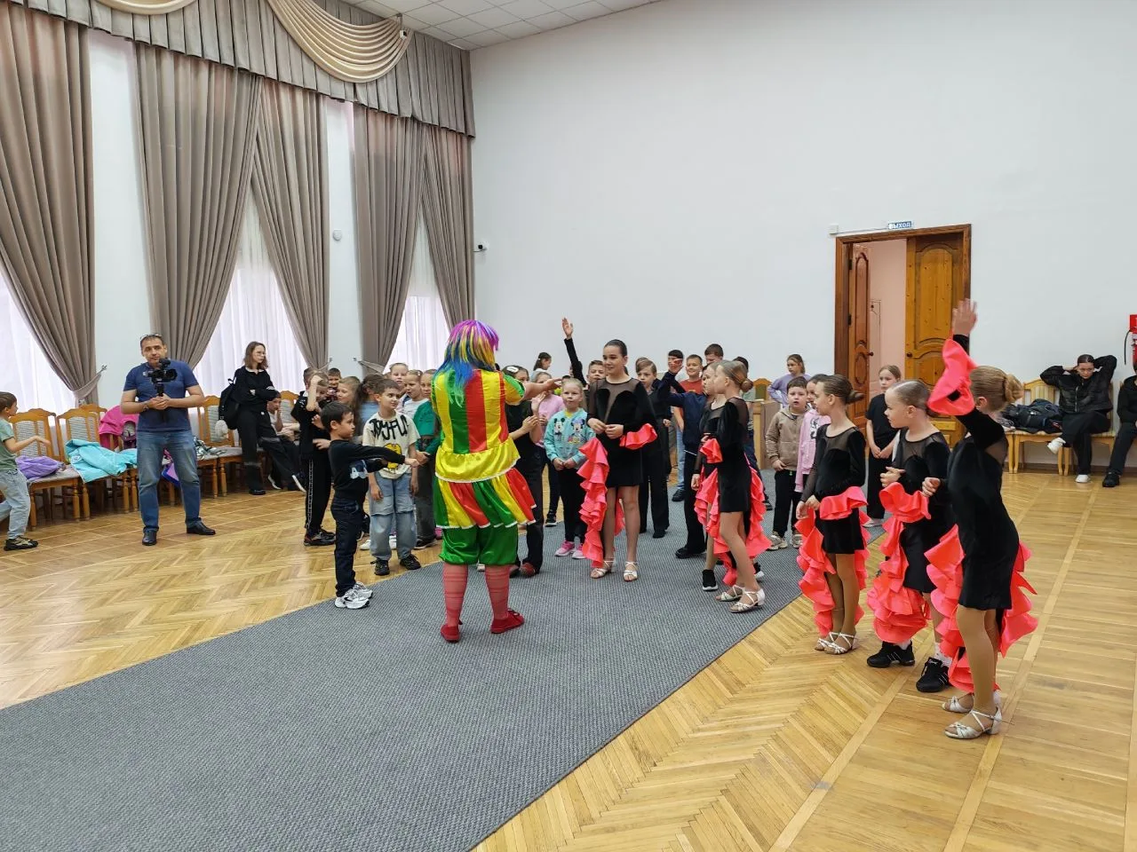 🌞🎉 1 июня, в День защиты детей была проведена игровая  программа "Летние чудеса с Ири...