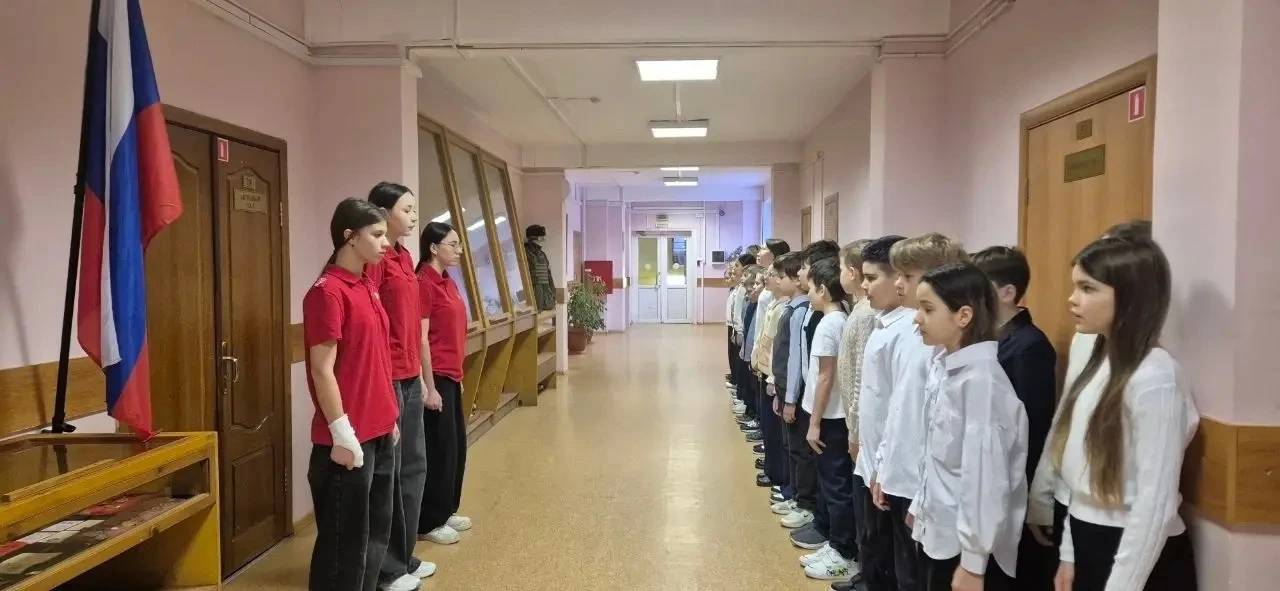 16 февраля 2026 года в МОУ СОШ имени Д. И. Зернова прошла линейка и торжественная церемония поднятия