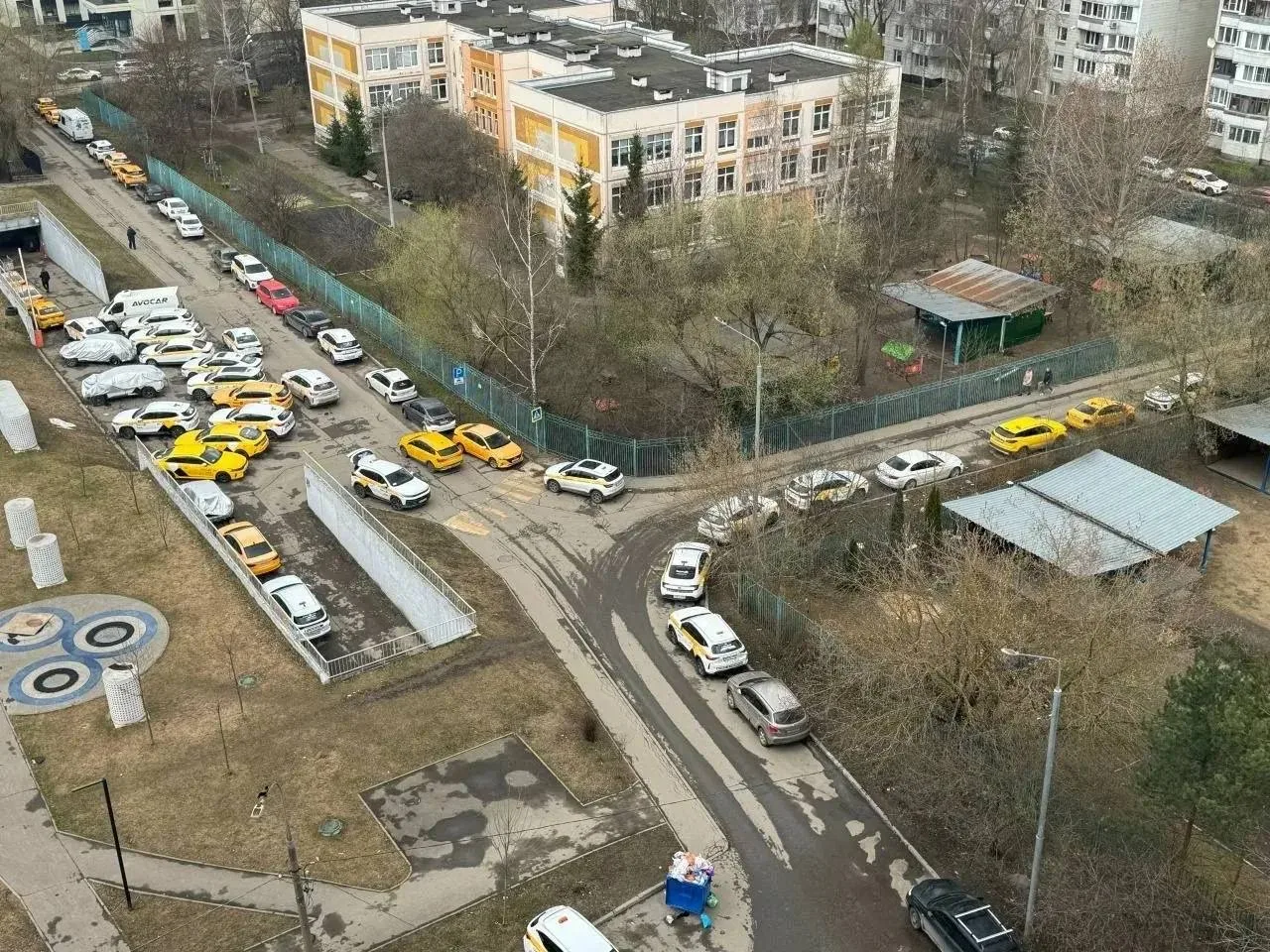 Похоже, новый таксопарк в наших краях. Во дворе на Коктебельской, 4. Жители возмущены 😡  Ещё один та