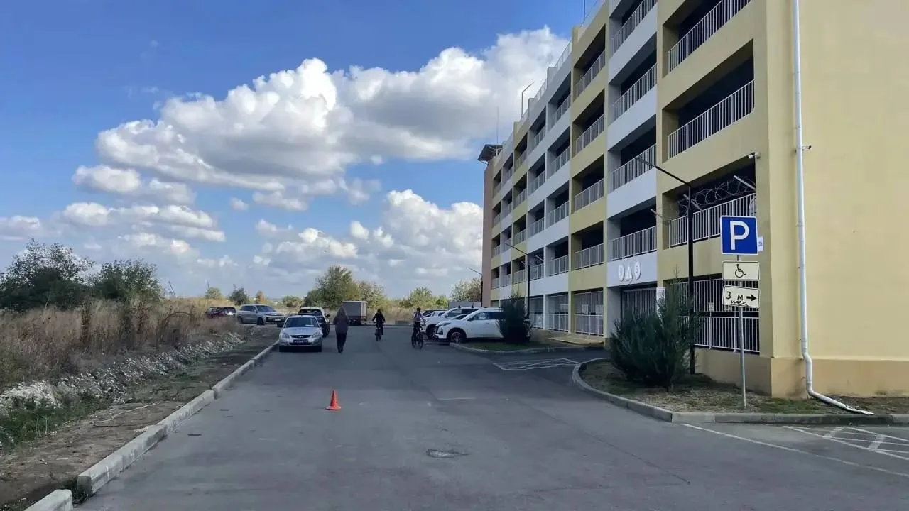 Ребёнка на велосипеде сбила машина во дворе дома в Анапе