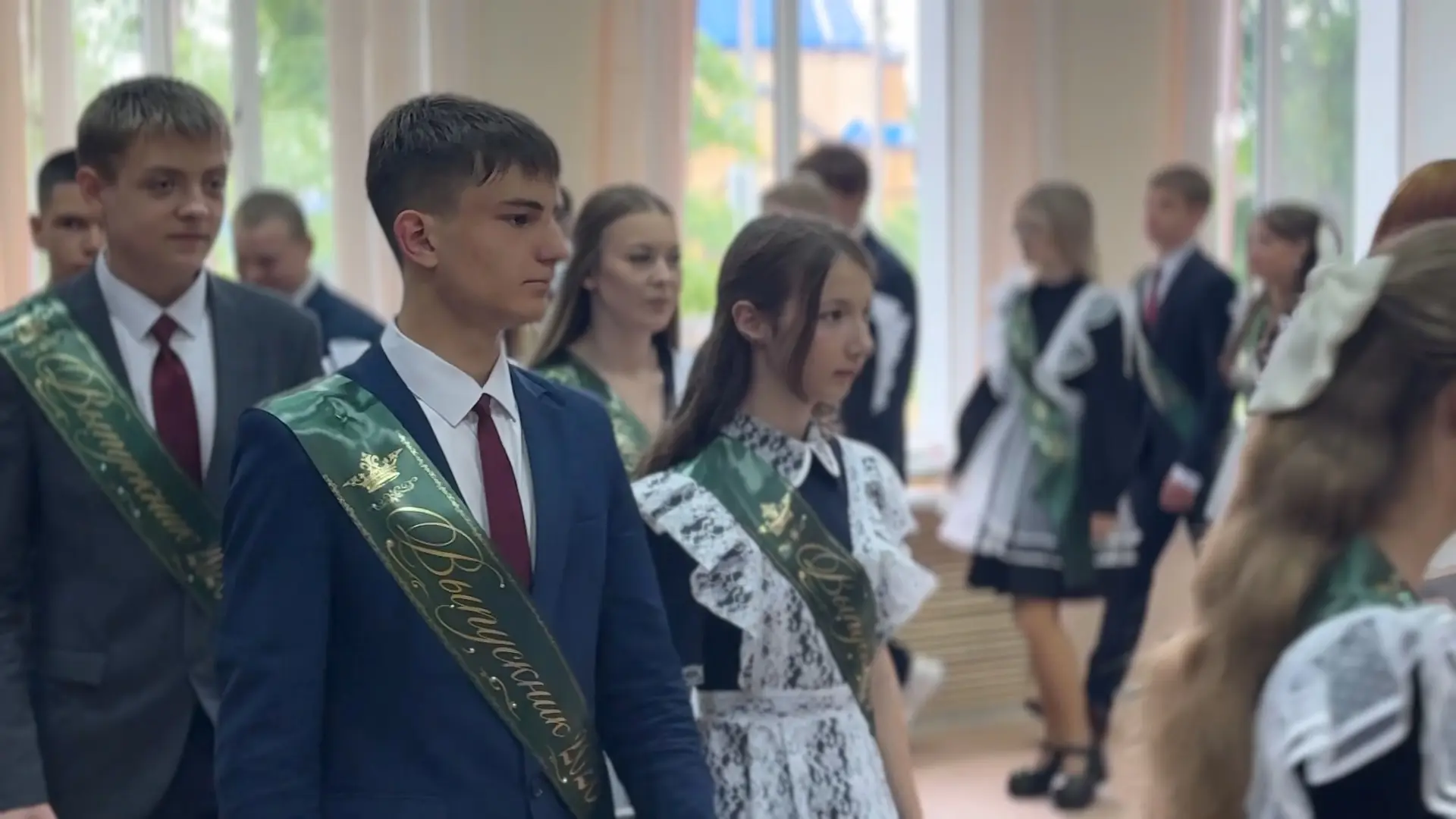 «Последний звонок» — традиционный праздник школьников, заканчивающих учёбу. В этот день выпускники п