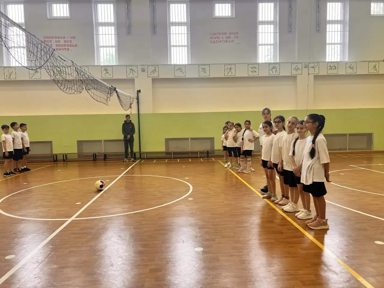 ⚽️ Футбольный день самоуправления: ученики стали игроками и судьями  Сегодня в нашей школе прошёл де