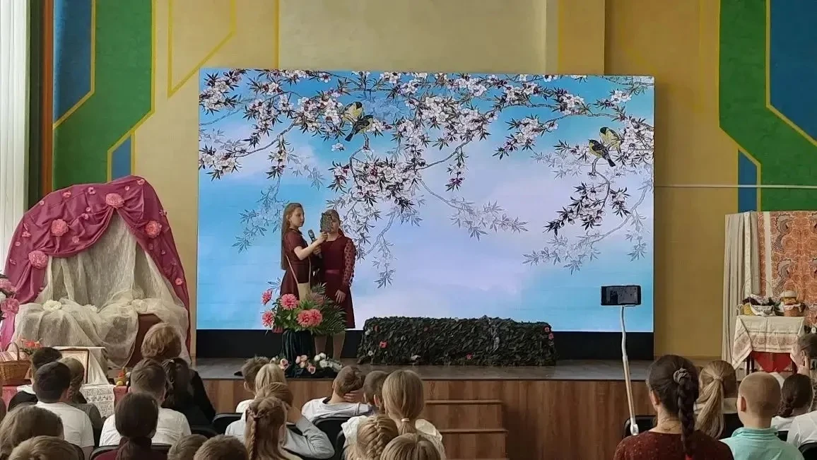 Сегодня в нашей школе с особым теплом и радостью принимали гостей — театральную студию прихода Иоанн